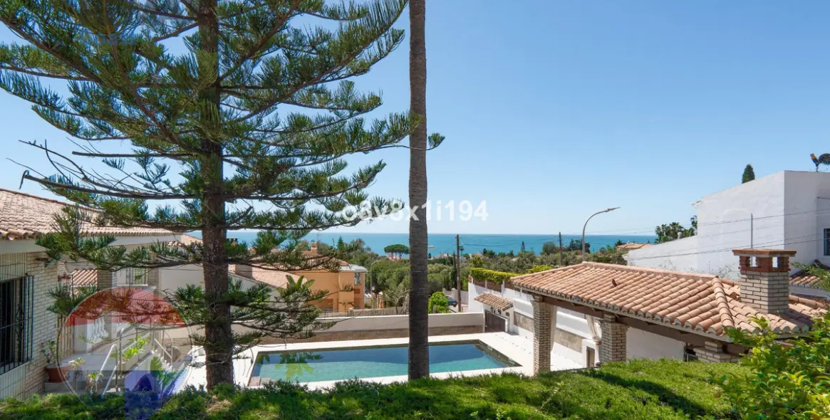 Sale of detached villa in Chilches 1