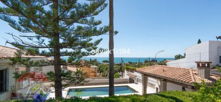Sale of detached villa in Chilches 0