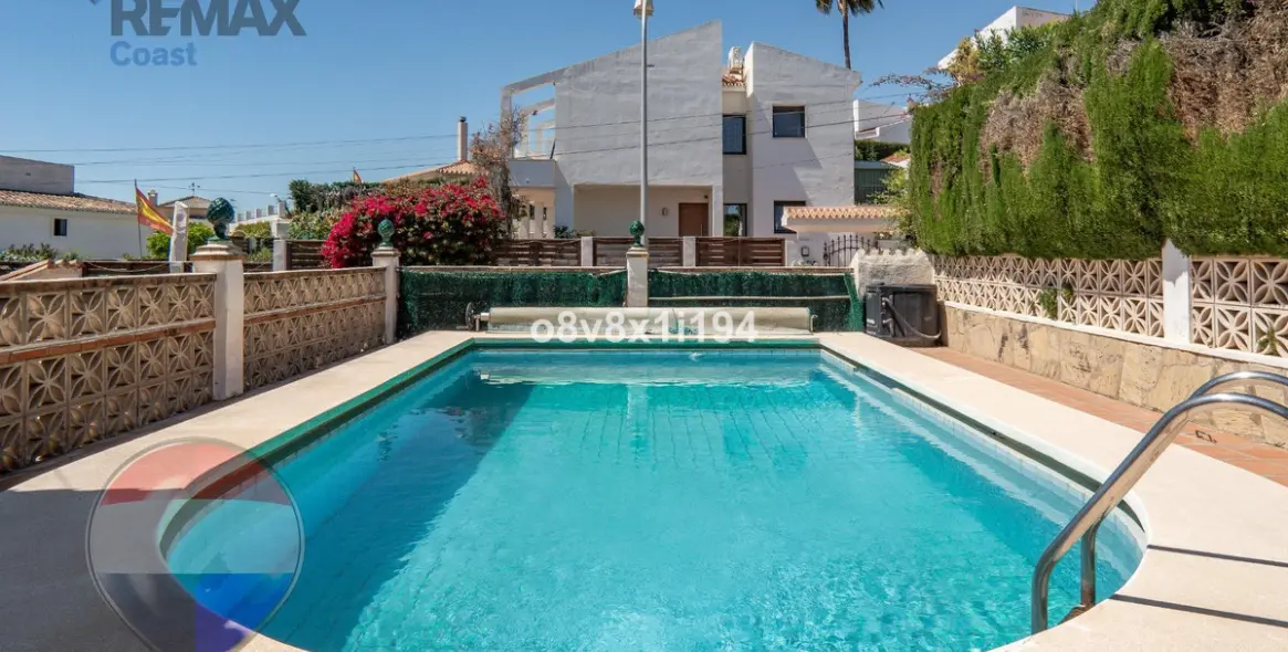 Sale of detached villa in Chilches 2