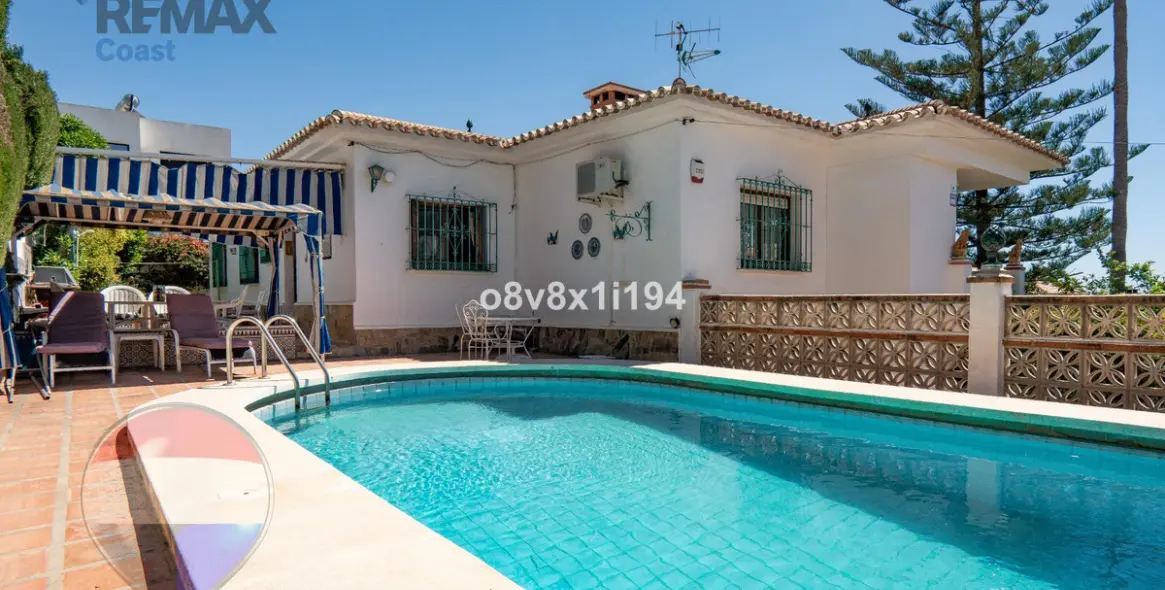 Sale of detached villa in Chilches 3