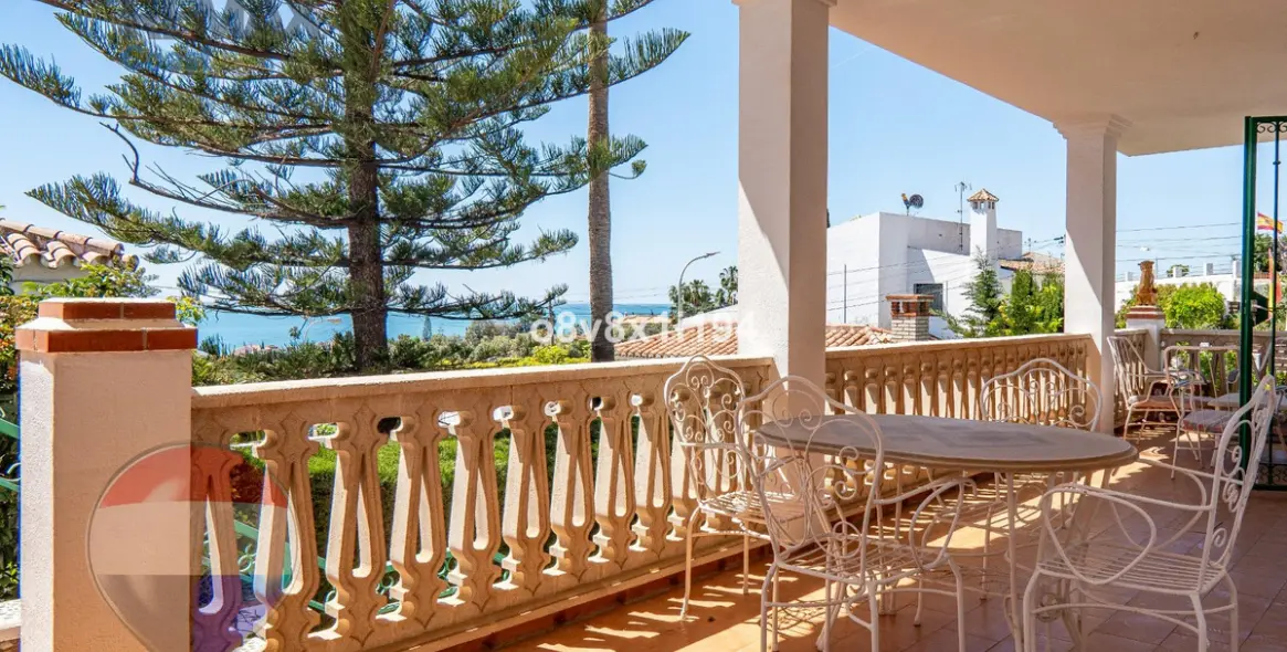 Sale of detached villa in Chilches 7