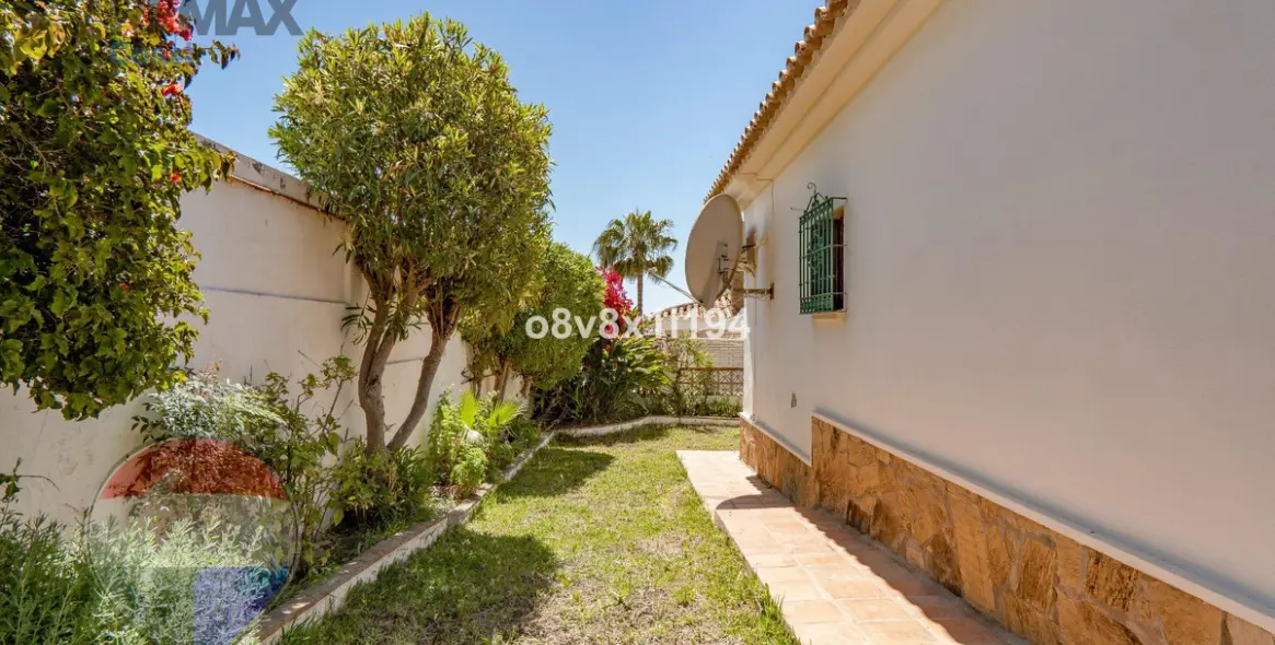 Sale of detached villa in Chilches 64