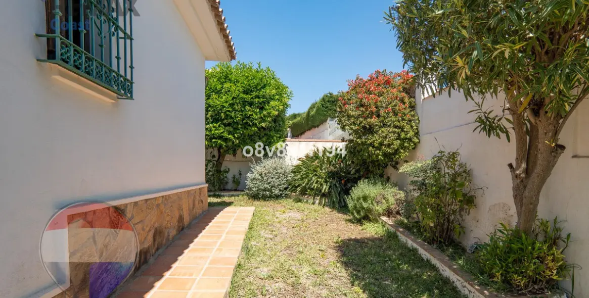 Sale of detached villa in Chilches 71