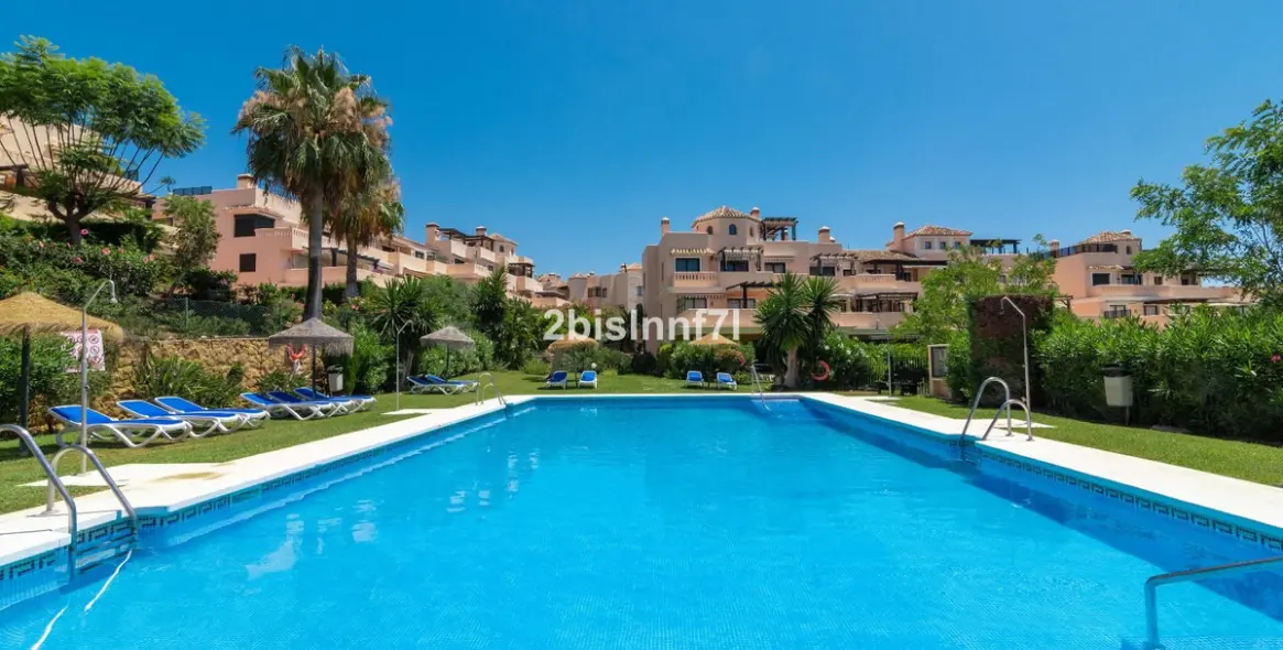Sale of middle floor apartment in Elviria 1