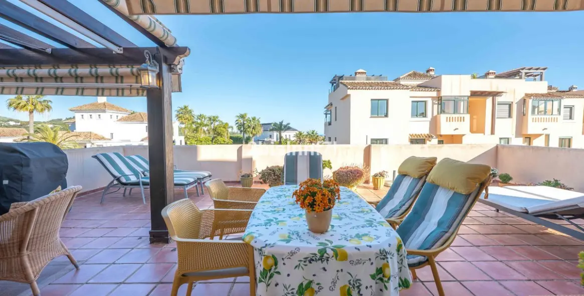 Sale of middle floor apartment in Elviria 2