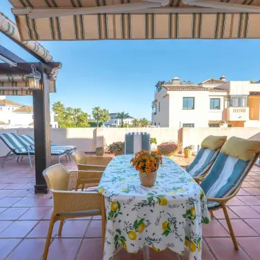 Продажа апартаментов на среднем этаже в Elviria