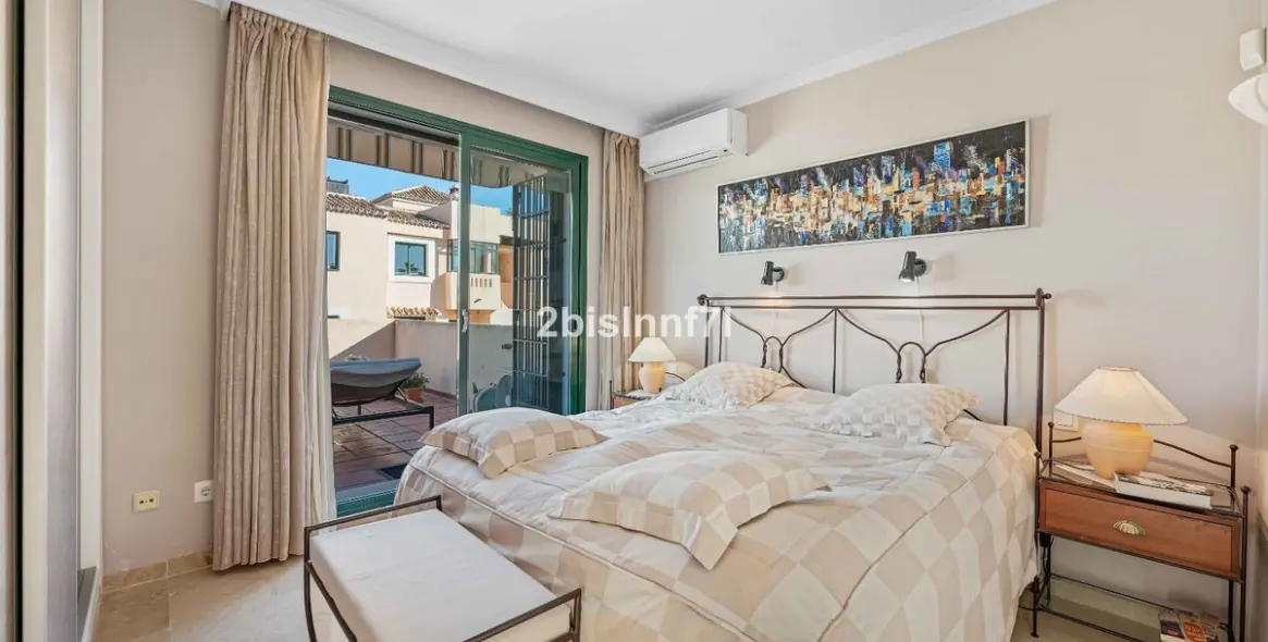 Sale of middle floor apartment in Elviria 9