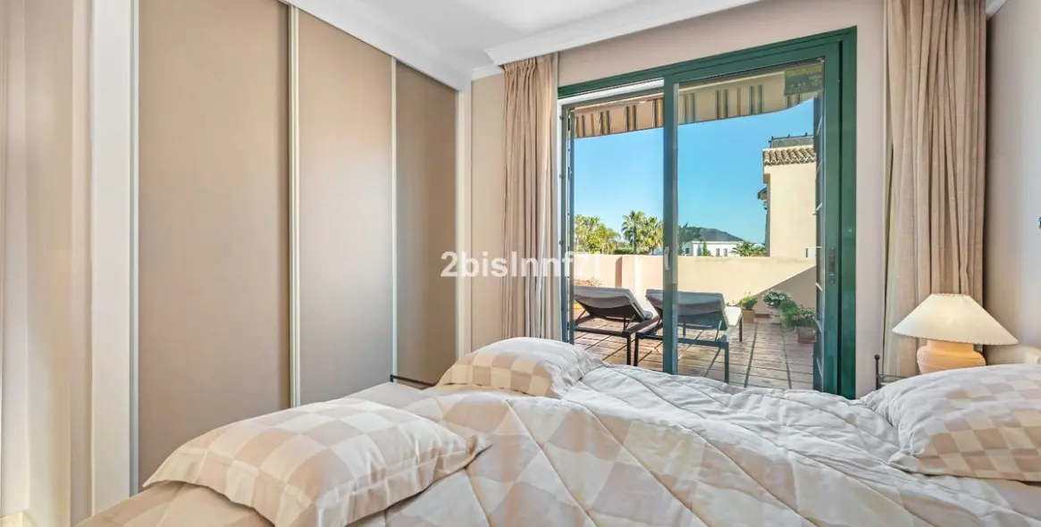 Sale of middle floor apartment in Elviria 10