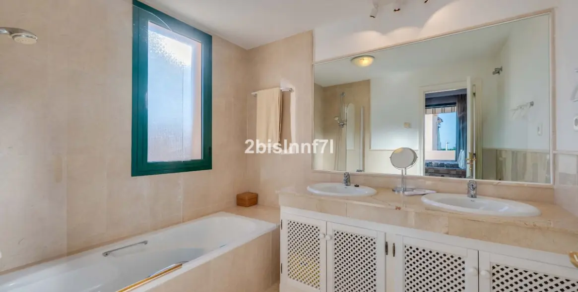 Sale of middle floor apartment in Elviria 11