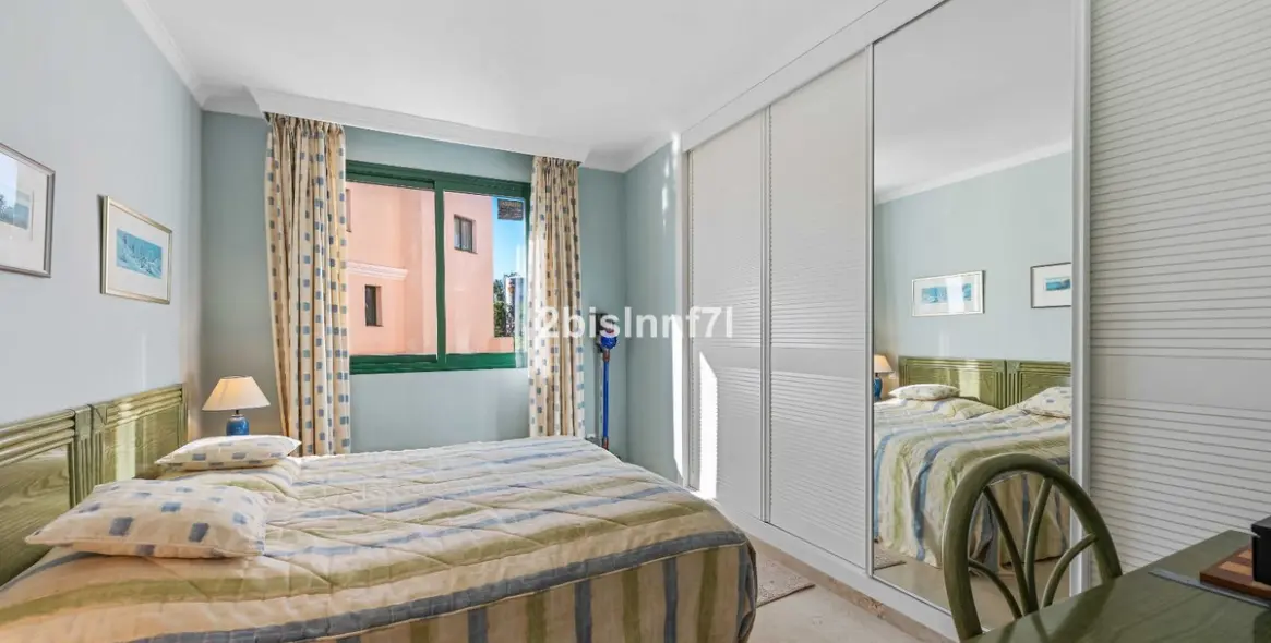 Sale of middle floor apartment in Elviria 12