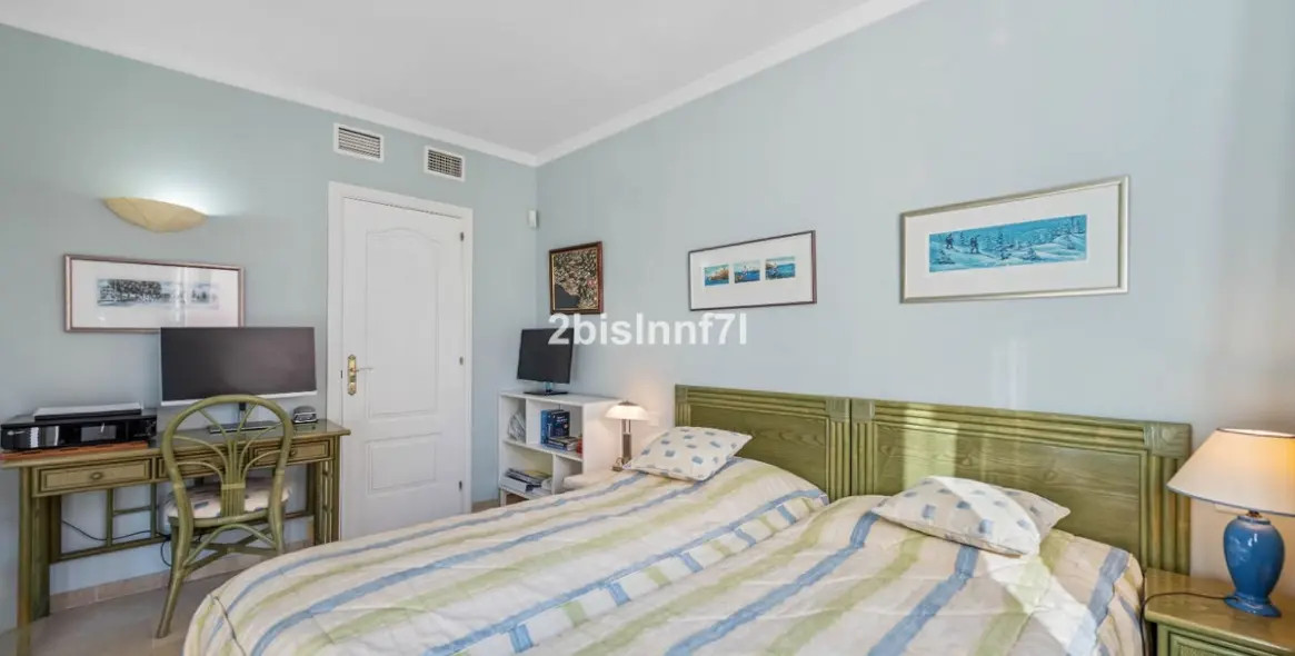 Sale of middle floor apartment in Elviria 13