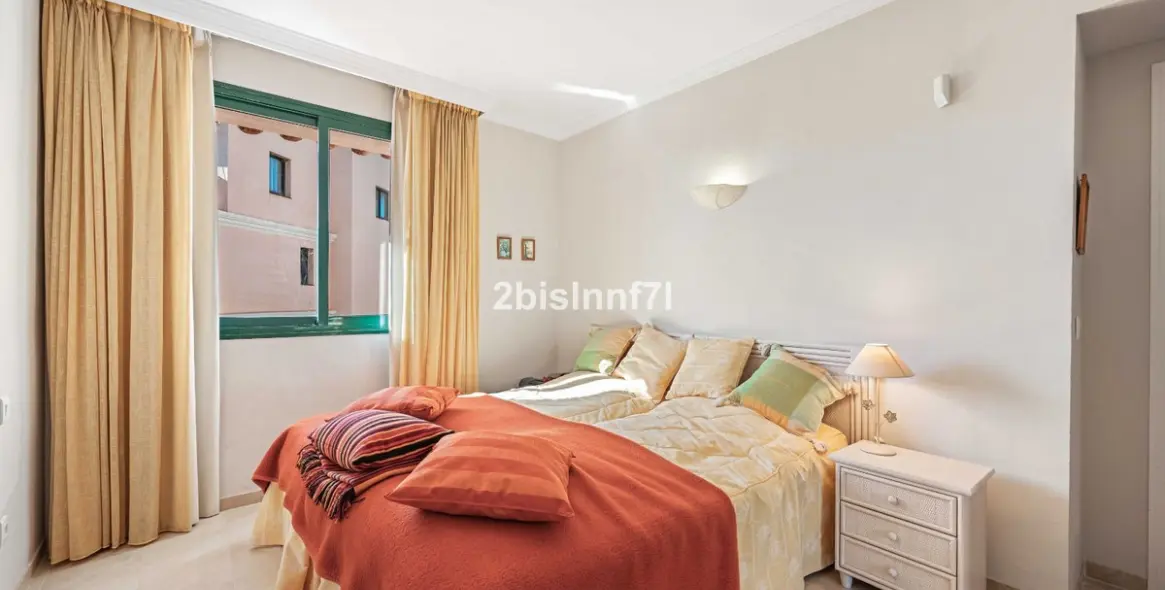 Sale of middle floor apartment in Elviria 15