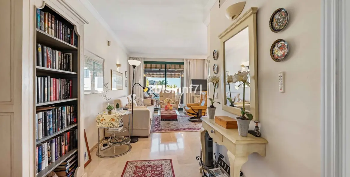 Sale of middle floor apartment in Elviria 17