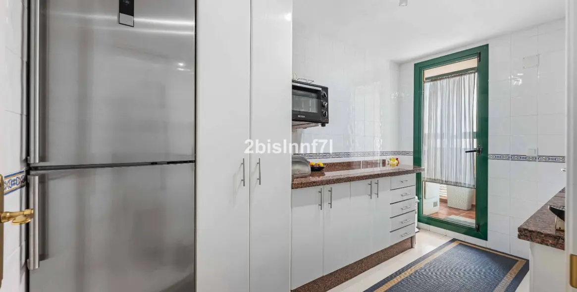 Sale of middle floor apartment in Elviria 18