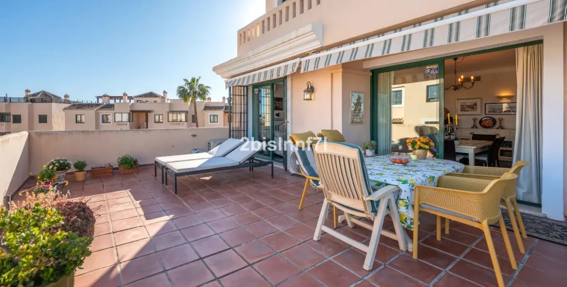 Sale of middle floor apartment in Elviria 25