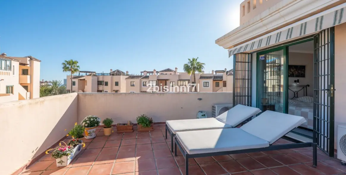 Sale of middle floor apartment in Elviria 26