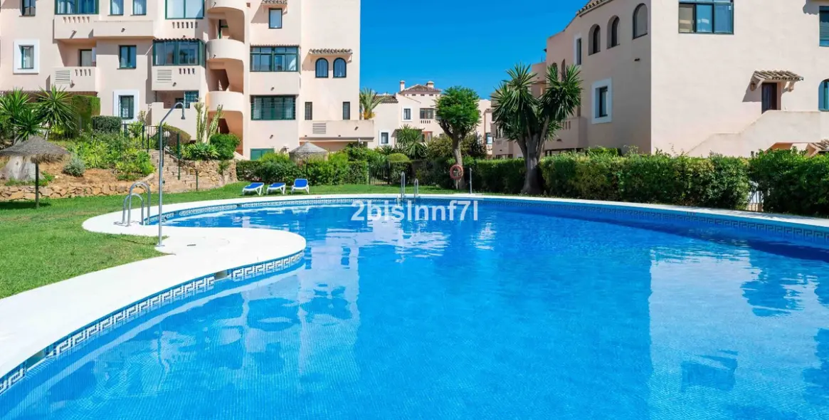 Sale of middle floor apartment in Elviria 29