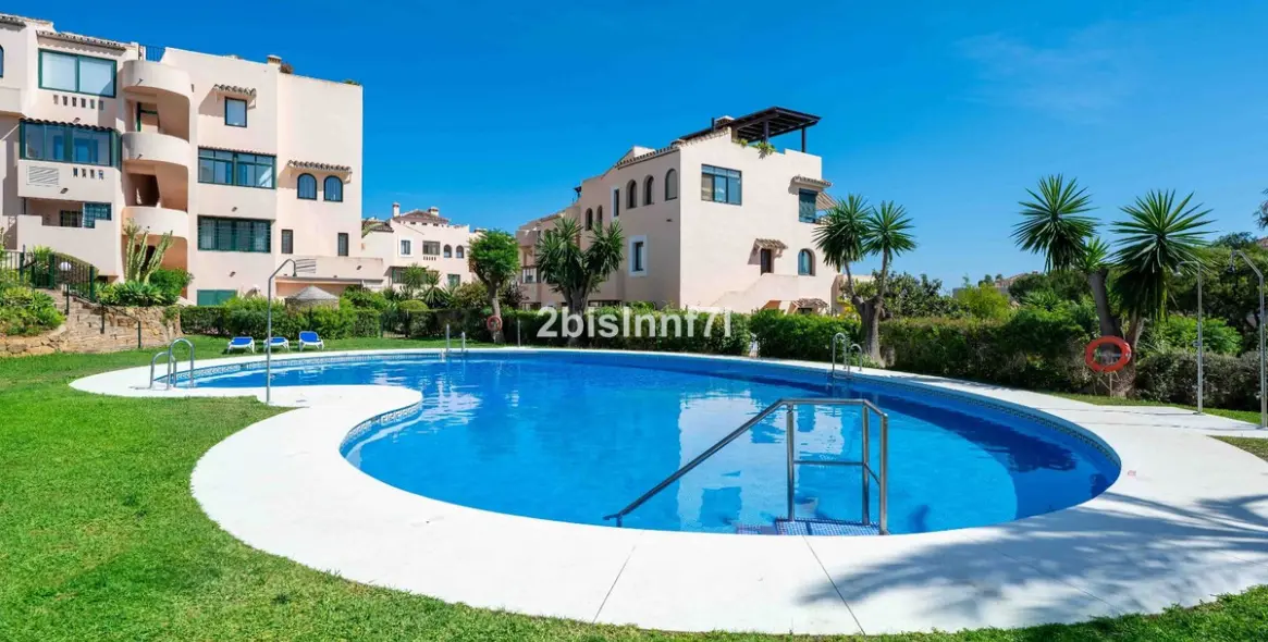 Sale of middle floor apartment in Elviria 31