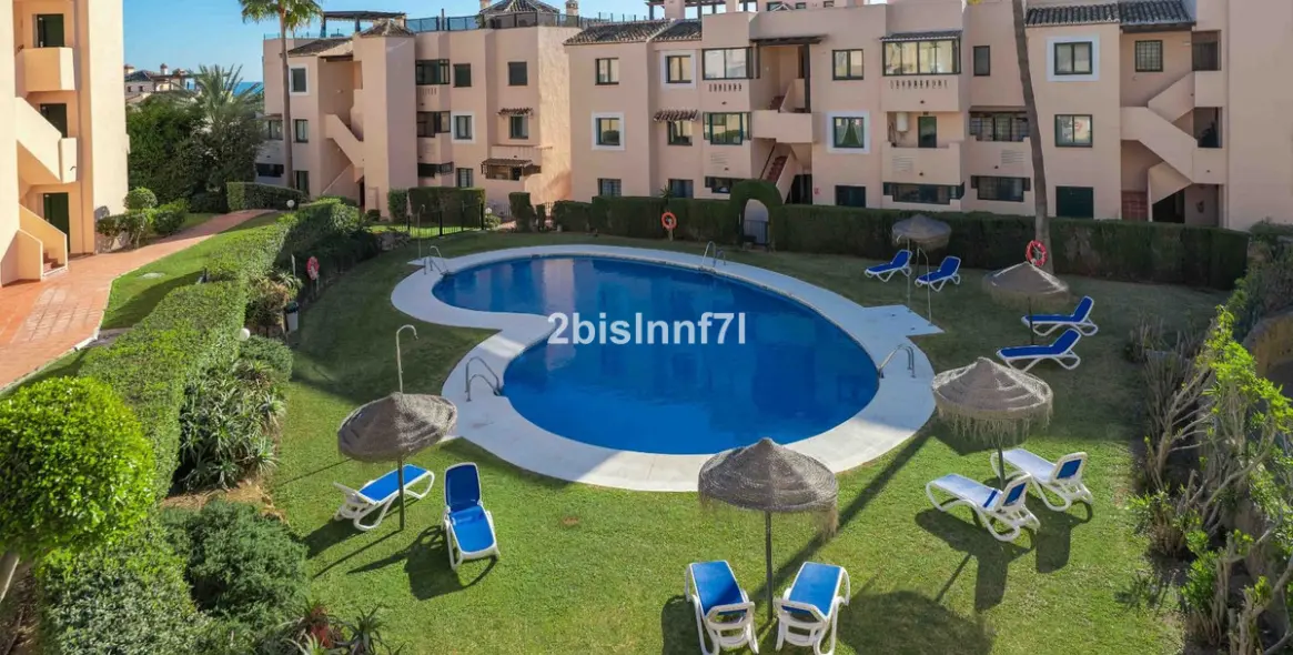 Sale of middle floor apartment in Elviria 33