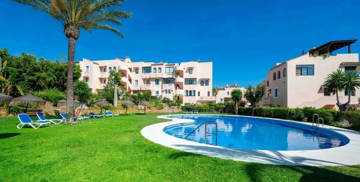 Sale of middle floor apartment in Elviria 36