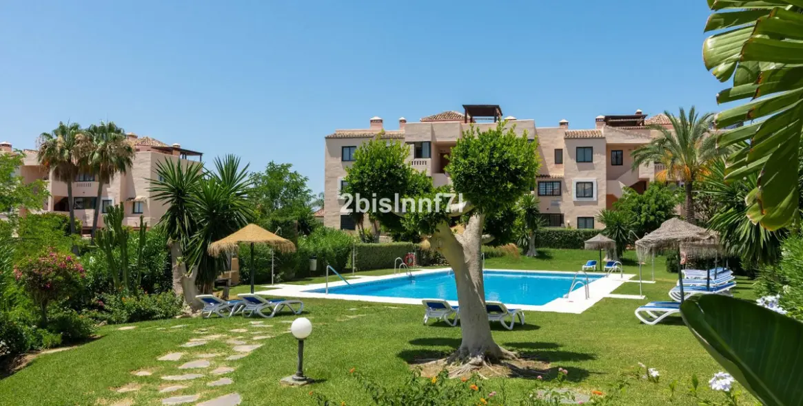 Sale of middle floor apartment in Elviria 40