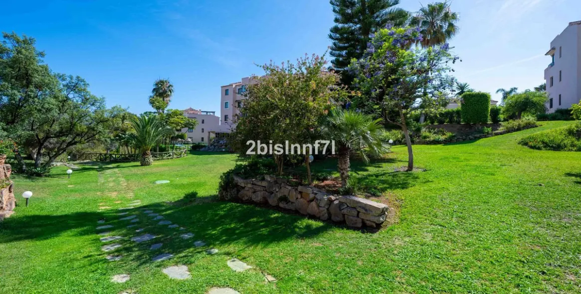 Sale of middle floor apartment in Elviria 43