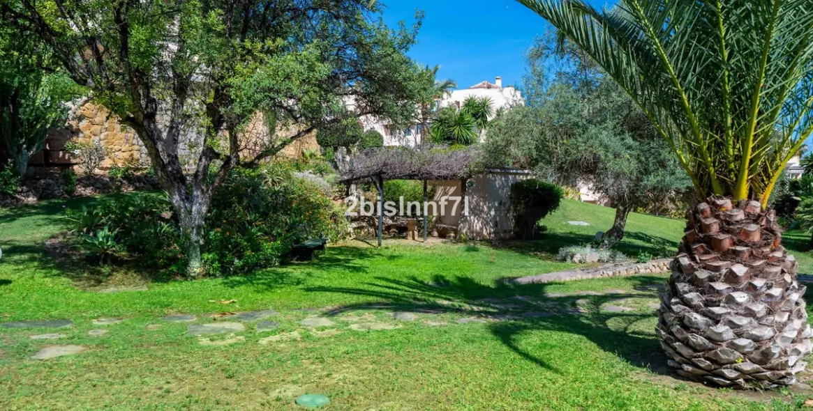 Sale of middle floor apartment in Elviria 46