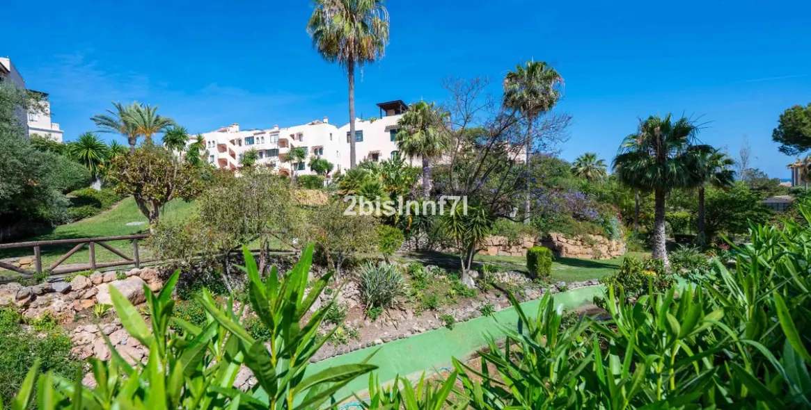 Sale of middle floor apartment in Elviria 47