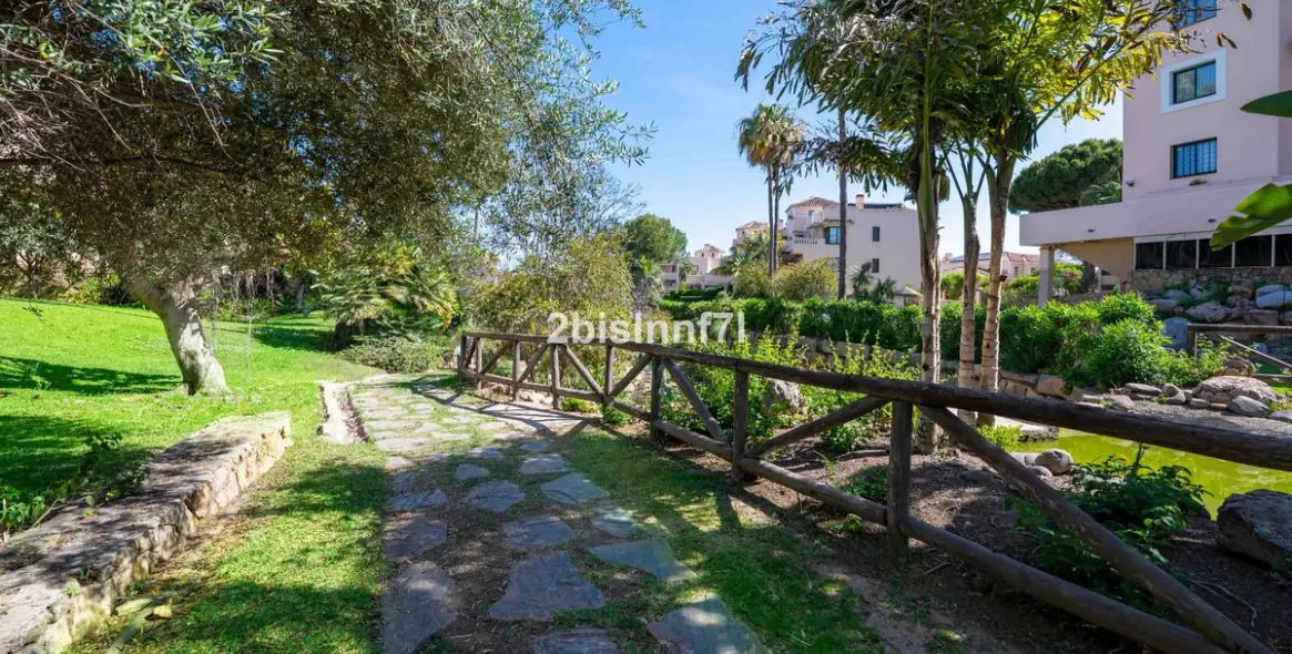 Sale of middle floor apartment in Elviria 53