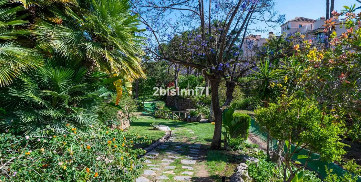 Sale of middle floor apartment in Elviria 56