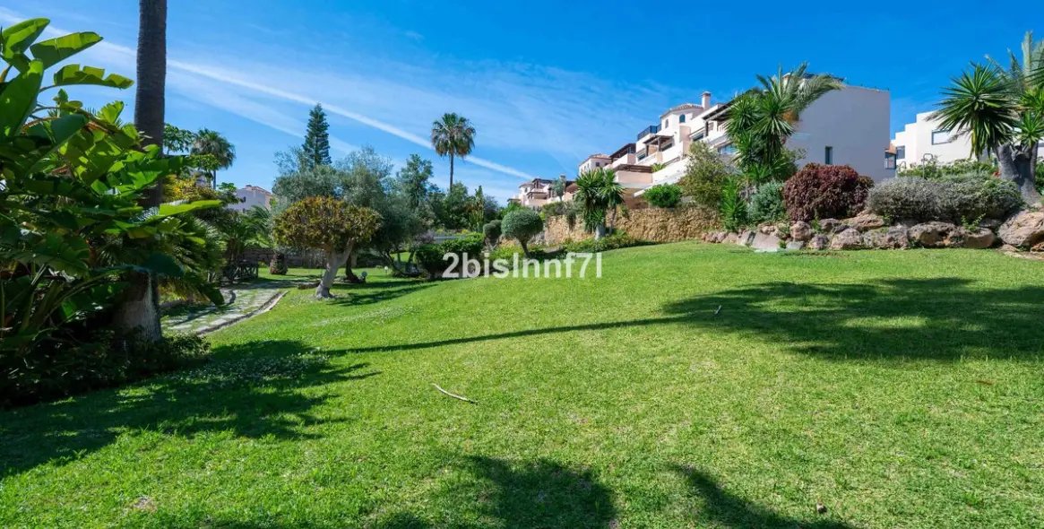 Sale of middle floor apartment in Elviria 58