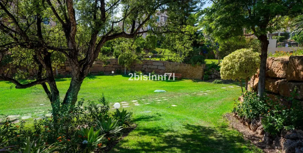 Sale of middle floor apartment in Elviria 59