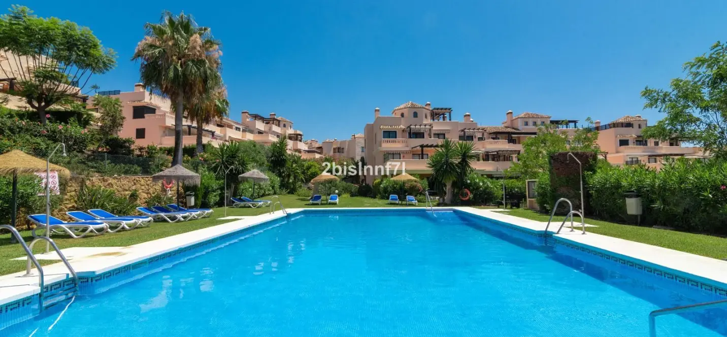 Venta de apartamento en planta media en Elviria 0