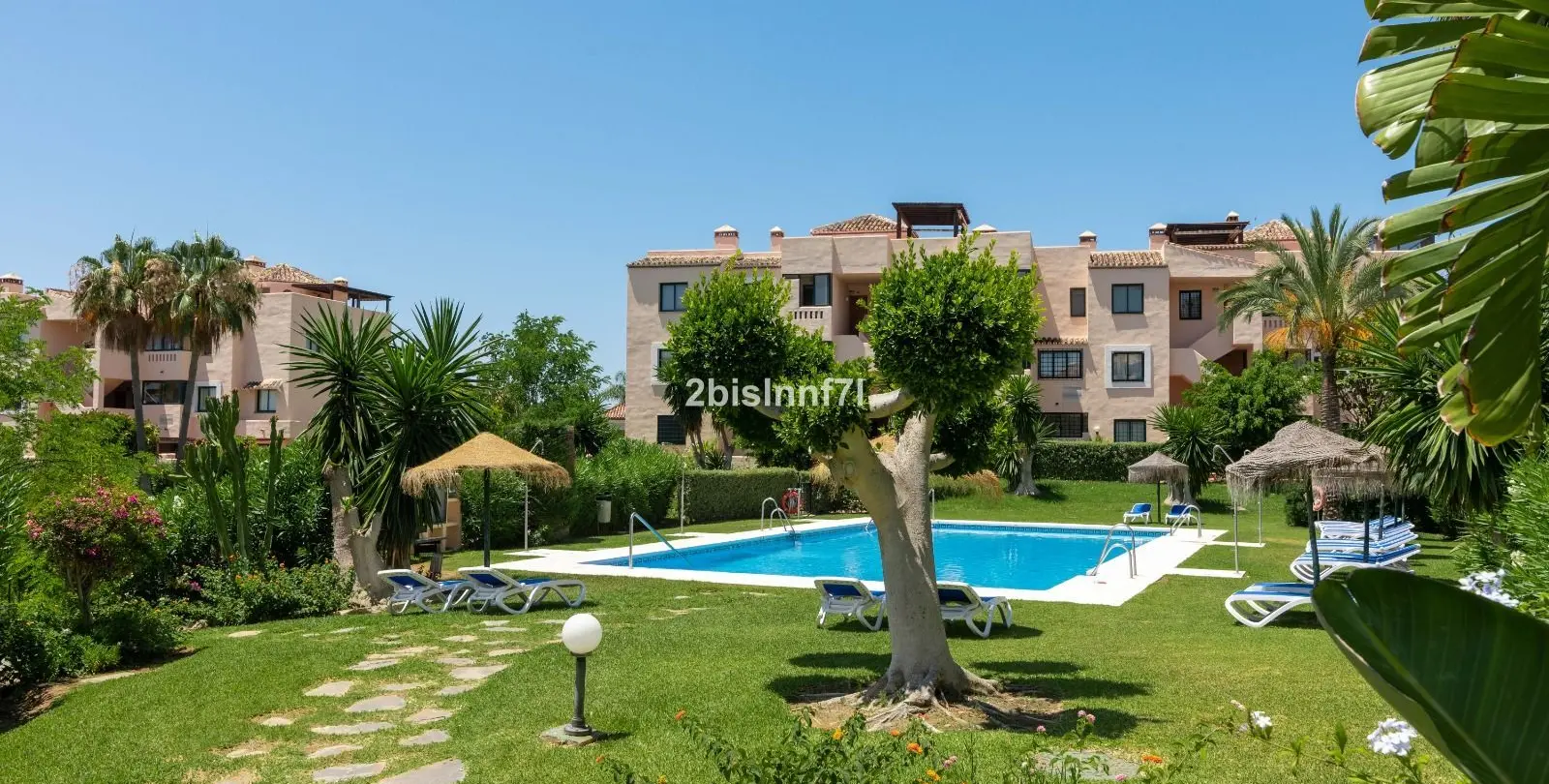 Sale of middle floor apartment in Elviria 35