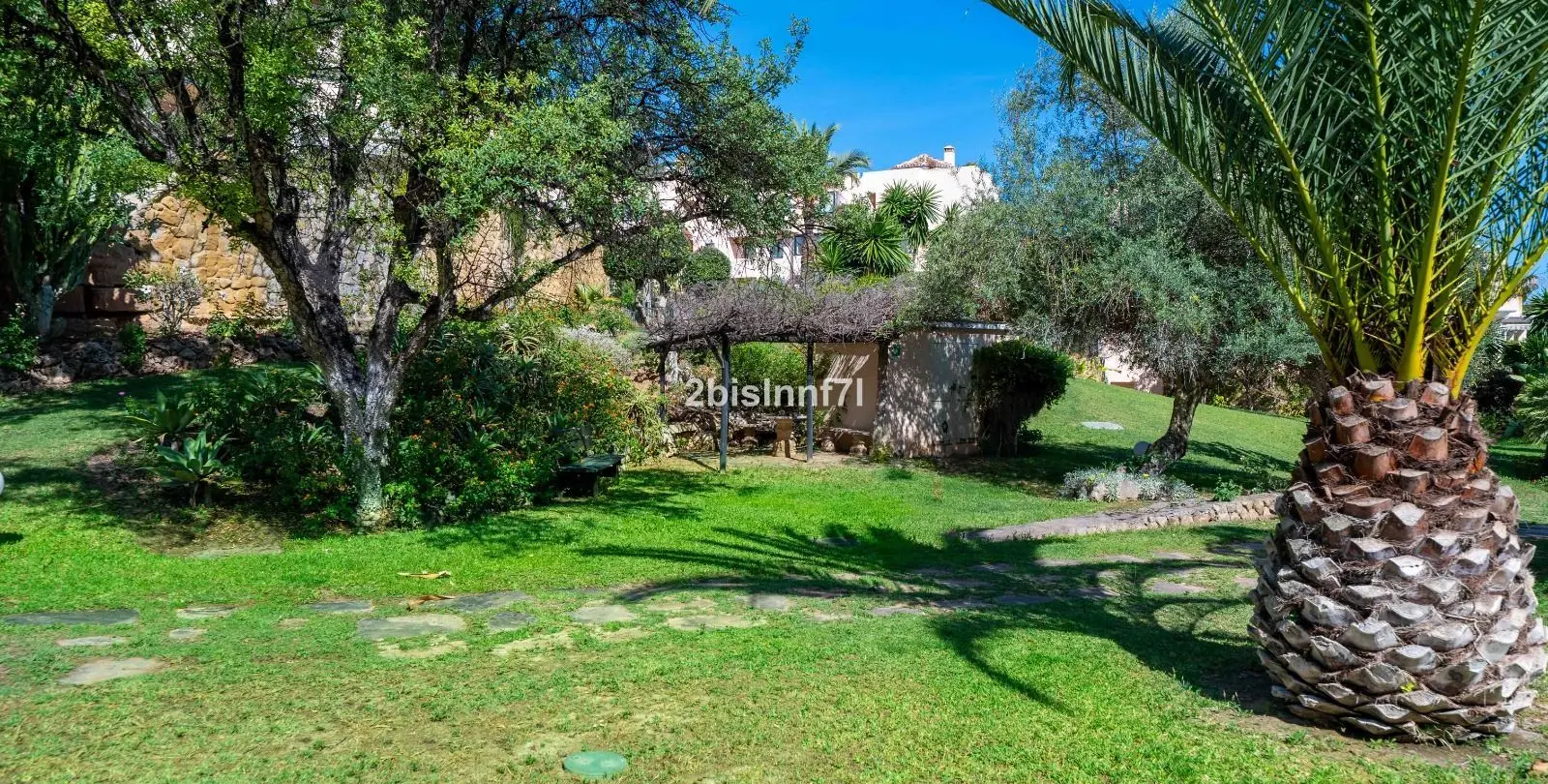 Sale of middle floor apartment in Elviria 38