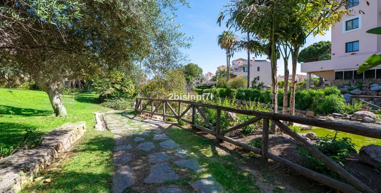 Sale of middle floor apartment in Elviria 42