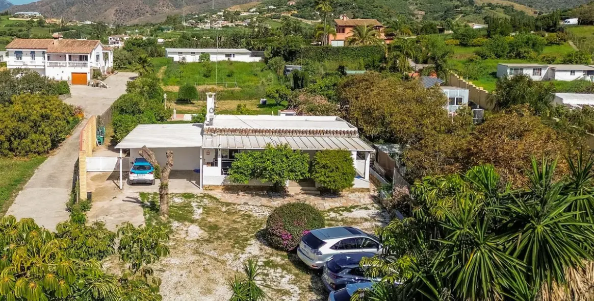 Продажа  отдельно стоящей виллы в Estepona 1