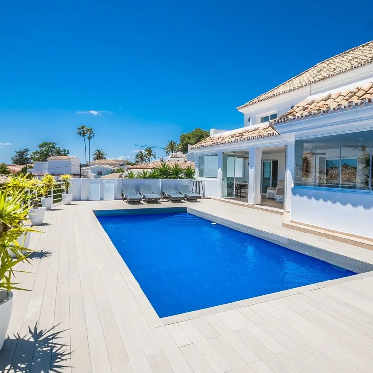Sale of detached villa in Estepona
