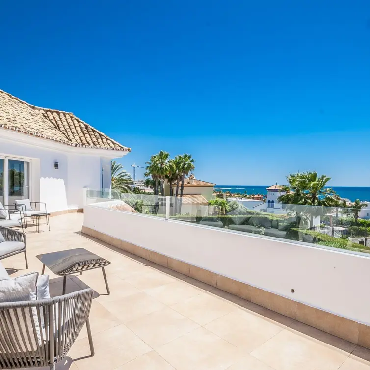 Sale of detached villa in Estepona