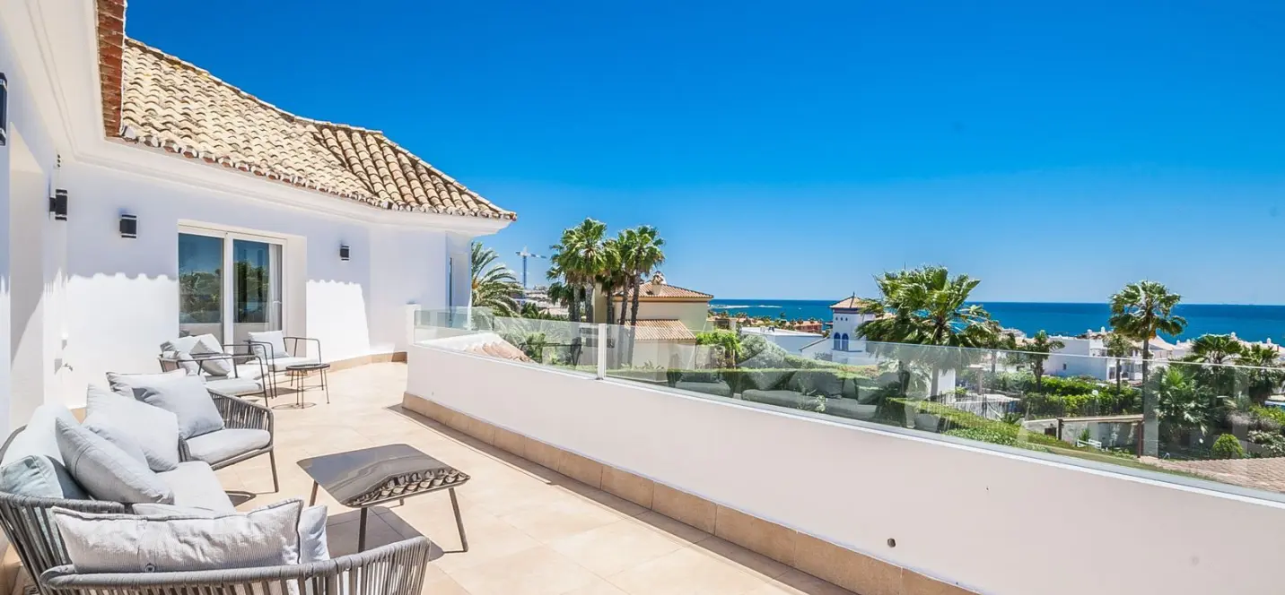 Sale of detached villa in Estepona 1