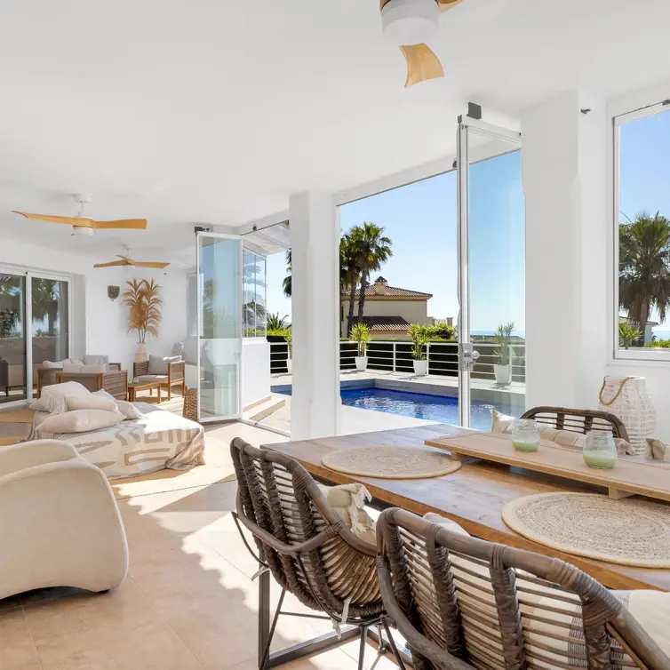 Sale of detached villa in Estepona