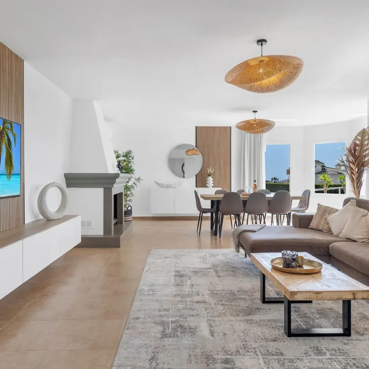 Sale of detached villa in Estepona