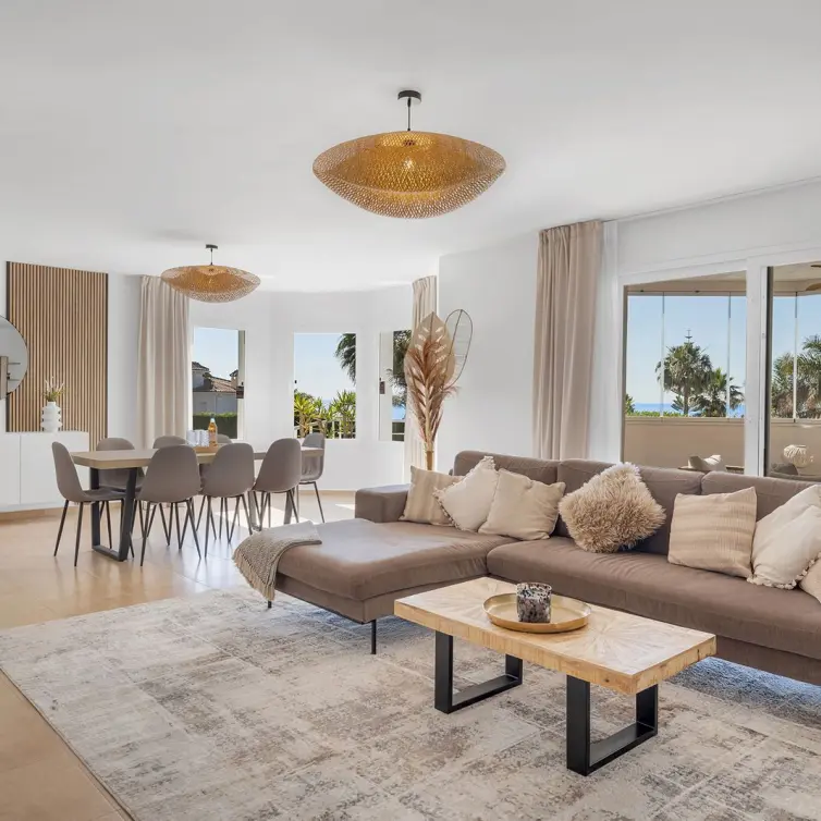 Sale of detached villa in Estepona