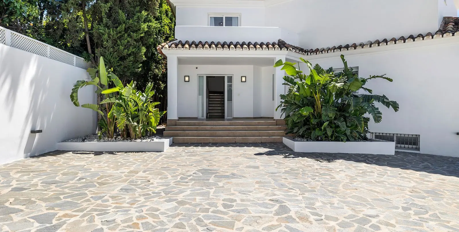 Продажа  отдельно стоящей виллы в Estepona 50