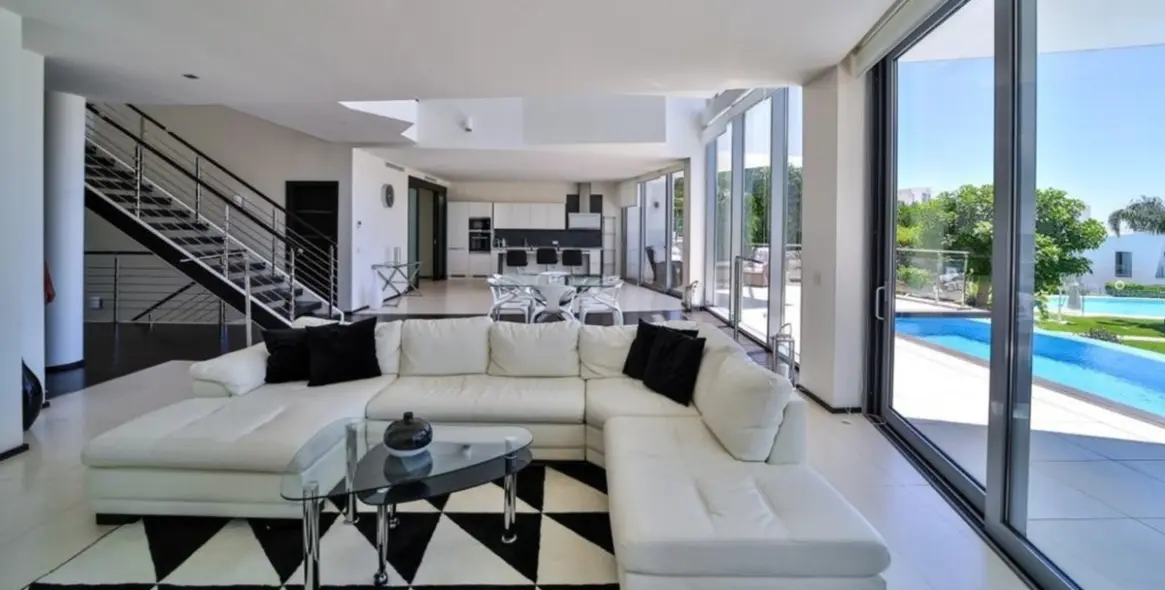 Long-term rent of detached villa in Sierra Blanca 2