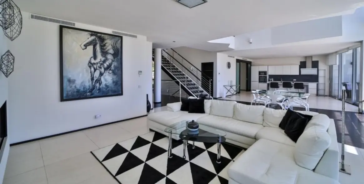 Long-term rent of detached villa in Sierra Blanca 4