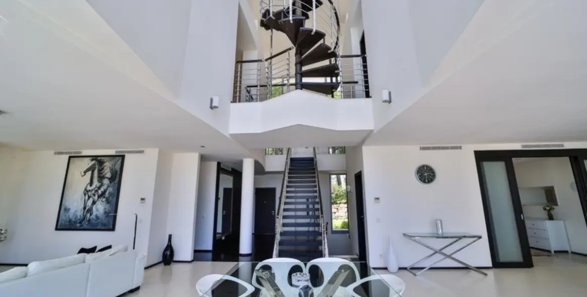 Long-term rent of detached villa in Sierra Blanca 6