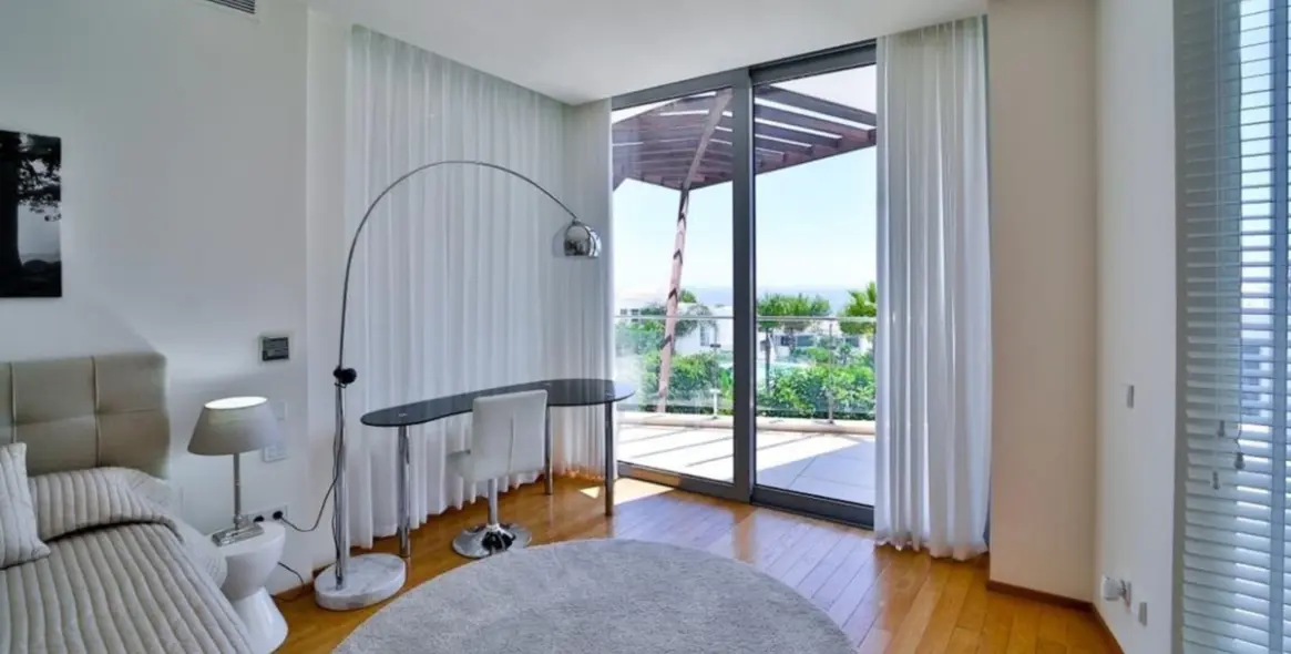 Long-term rent of detached villa in Sierra Blanca 9