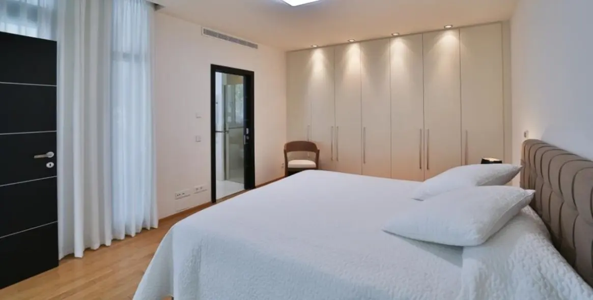 Long-term rent of detached villa in Sierra Blanca 10