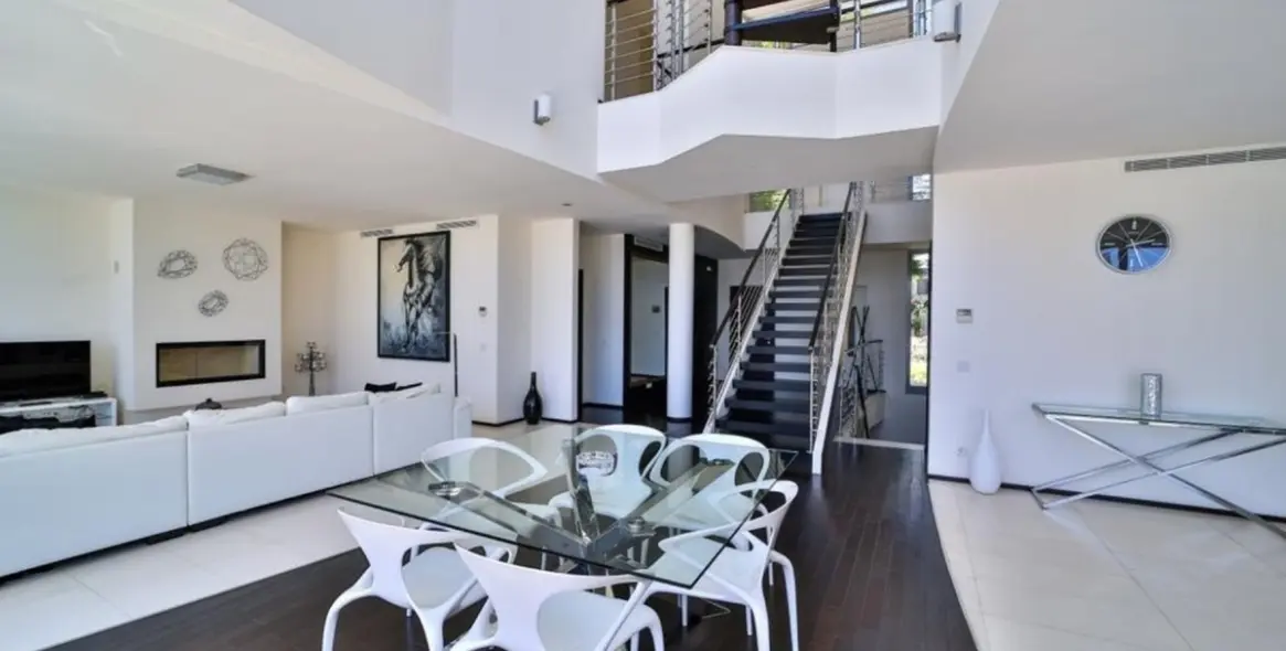 Long-term rent of detached villa in Sierra Blanca 17